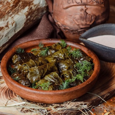 Мясная долма в виноградных листьях