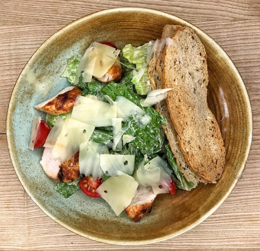 Салат Цезарь с курицей