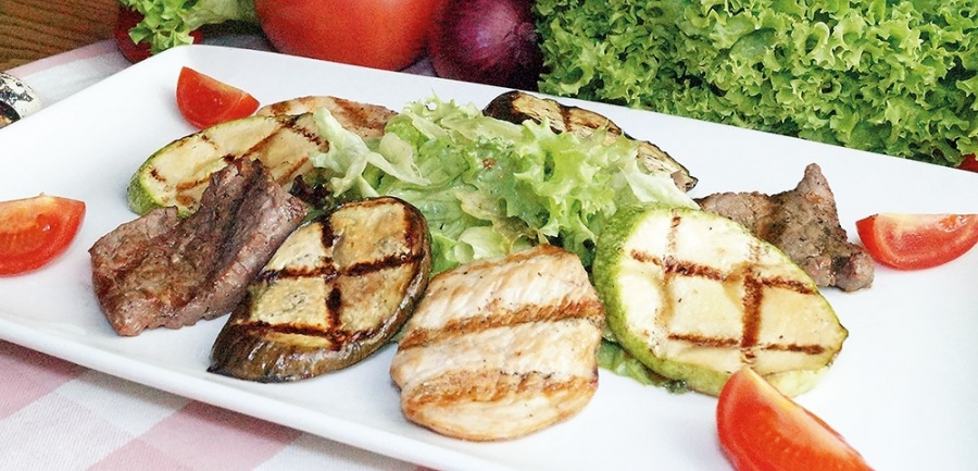 Мясной салат гриль