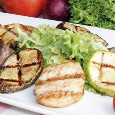 Мясной салат гриль