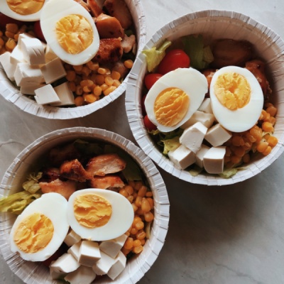 Салат с тунцом, черри, яйцом
