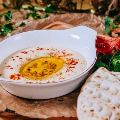 Хумус из нута с питой и овощами