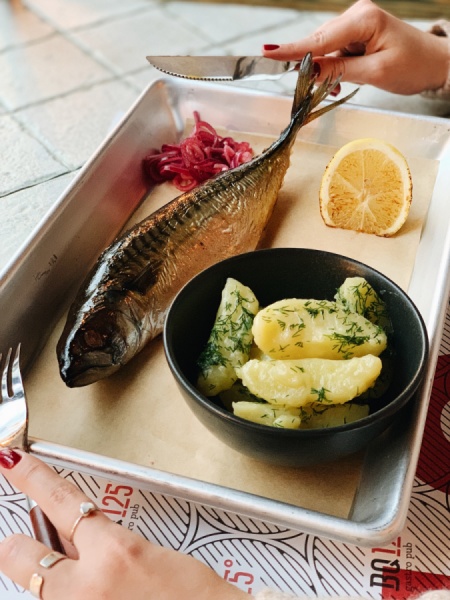 Целая копченая скумбрия