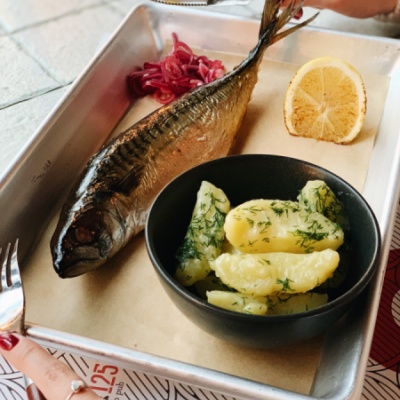 Целая копченая скумбрия