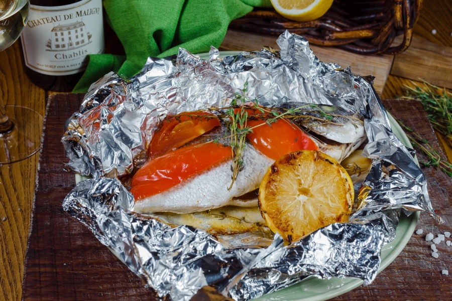 Запеченая с овощами дорада