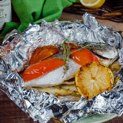 Запеченая с овощами дорада