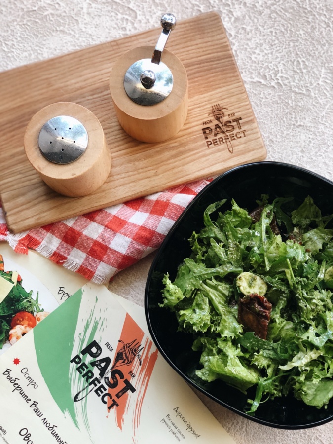 Rucola con mozzarella (Руколла с моцареллой и вялеными томатами)