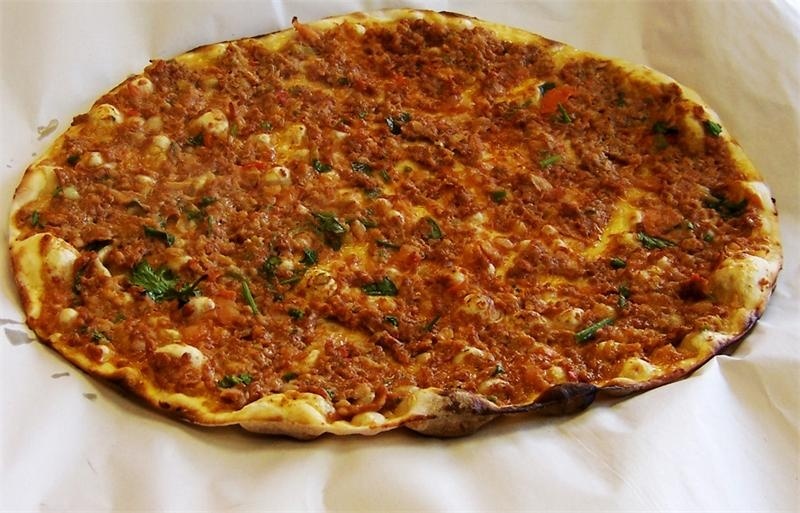 Ламаджо с говядиной и сыром