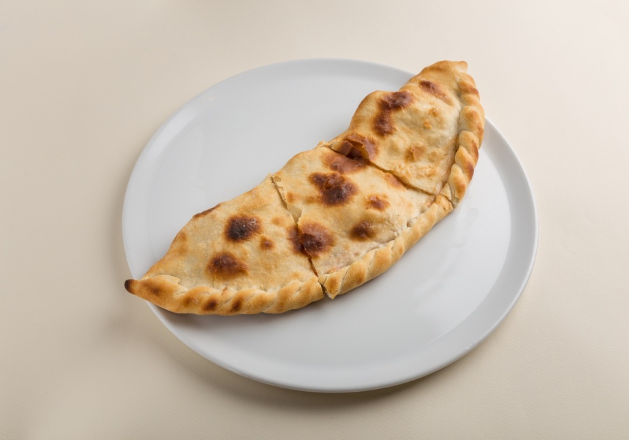 Кальцоне с беконом