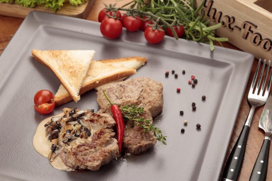 Медальоны из говядины с грибным соусом + фри