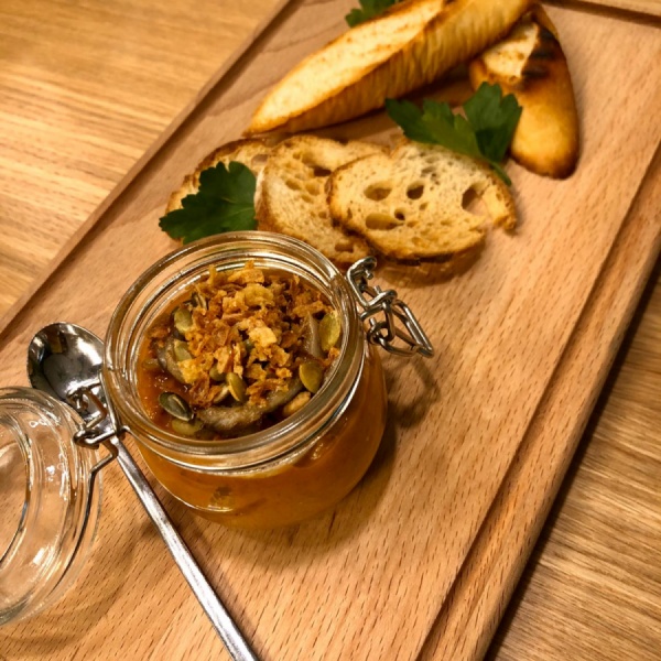 Икра из овощей с хрустящими гренками