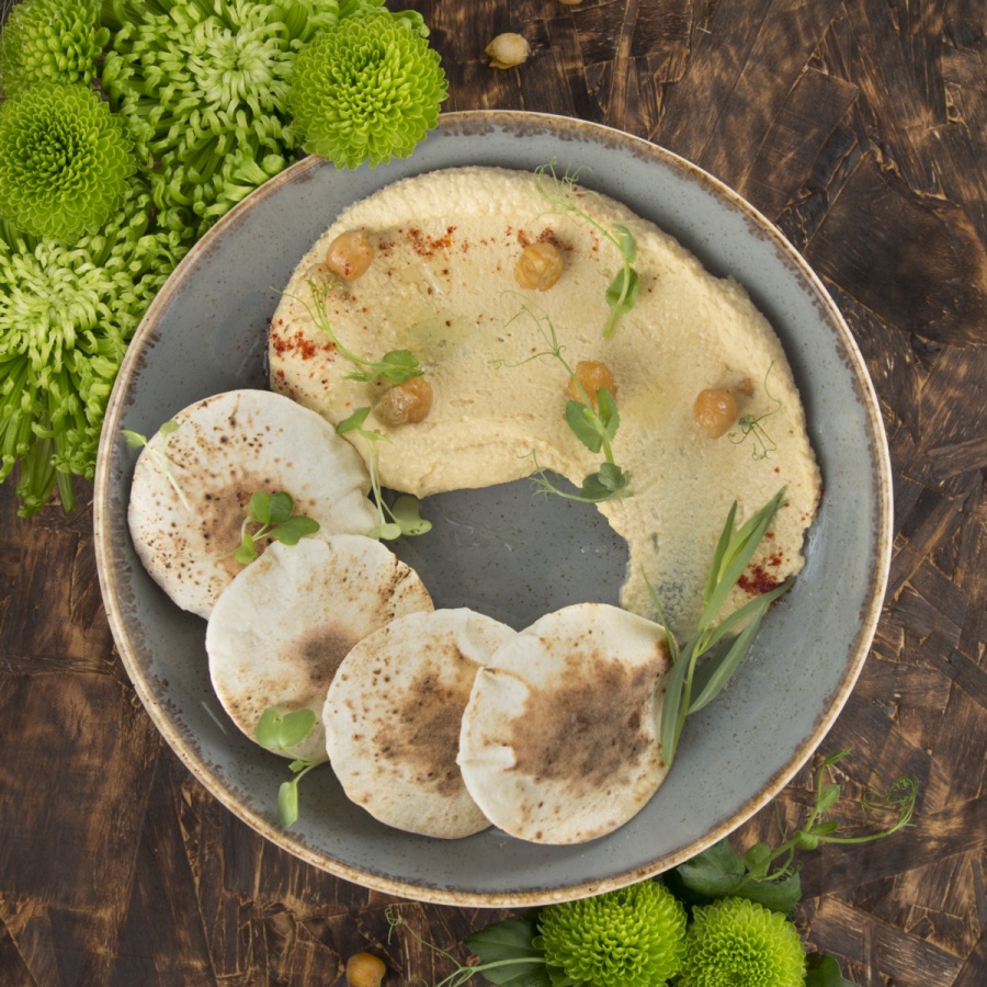 Хумус с итальянской лепешкой