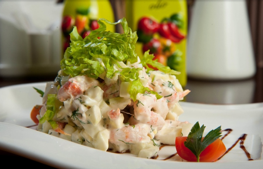 Салат с креветками, огурцом и яйцом