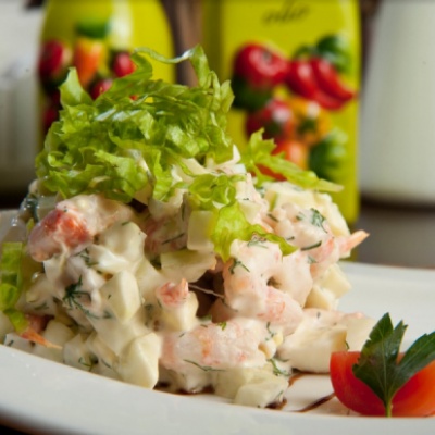 Салат с креветками, огурцом и яйцом