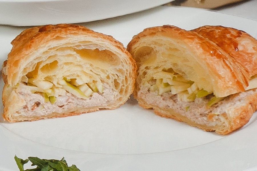 Круассан с тунцом