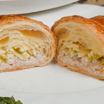 Круассан с тунцом