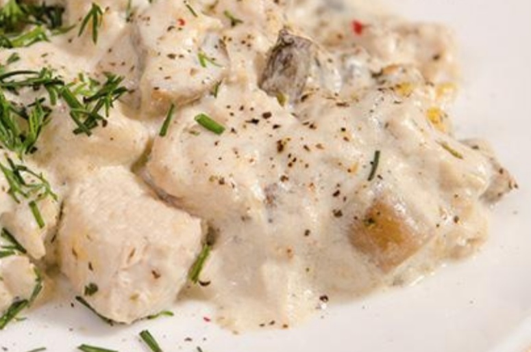 Курица в сливочно - сырном соусе с грибами