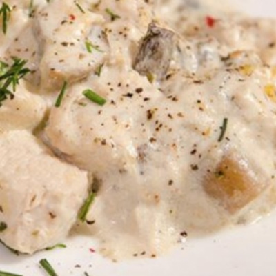 Курица в сливочно - сырном соусе с грибами