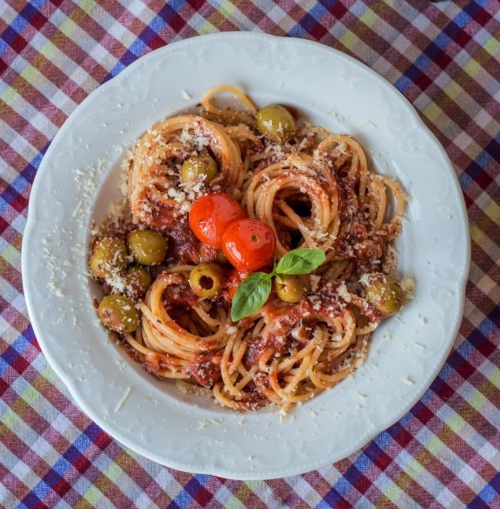 Pasta con aglio, olive e pomodori