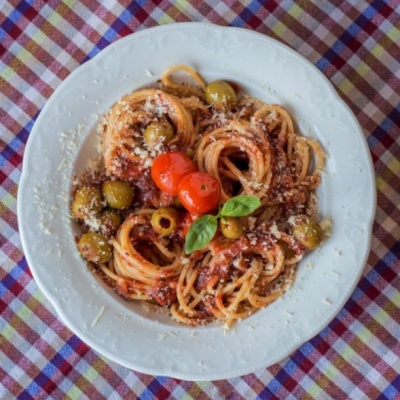 Pasta con aglio, olive e pomodori