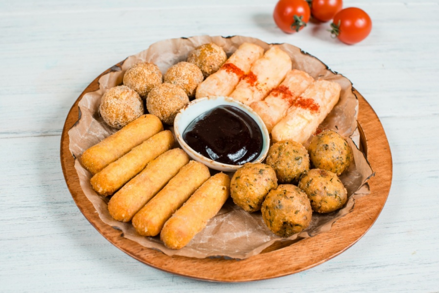 Закуска из жареных сыров