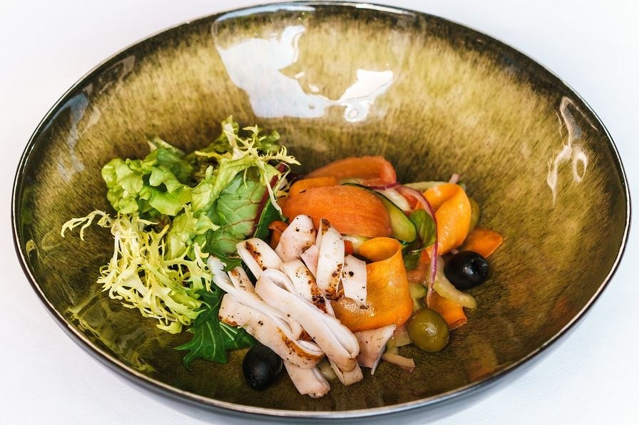 Салат с кальмаром и хрустящими овощами