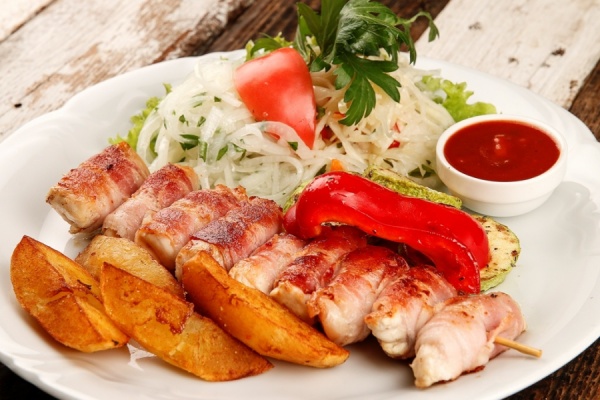 Ражничи из курицы в беконе