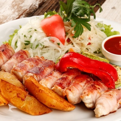 Ражничи из курицы в беконе