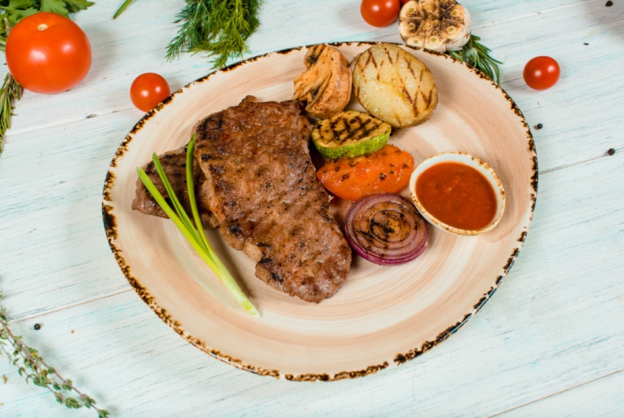 Медальоны из свинины с печеными овощами