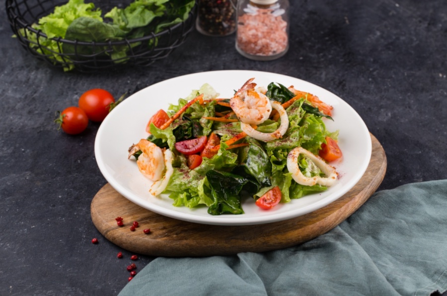 Салат с морепродуктами и зеленью