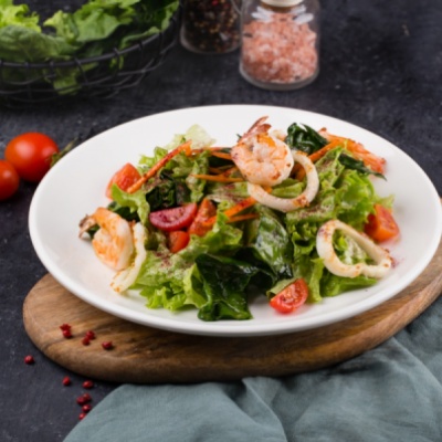 Салат с морепродуктами и зеленью