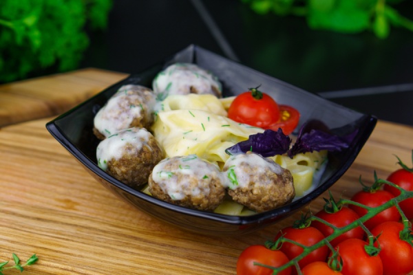 Паста с говяжьими митболами со сливочным соусом
