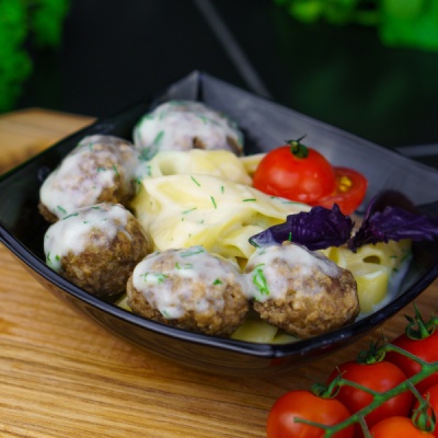 Паста с говяжьими митболами со сливочным соусом