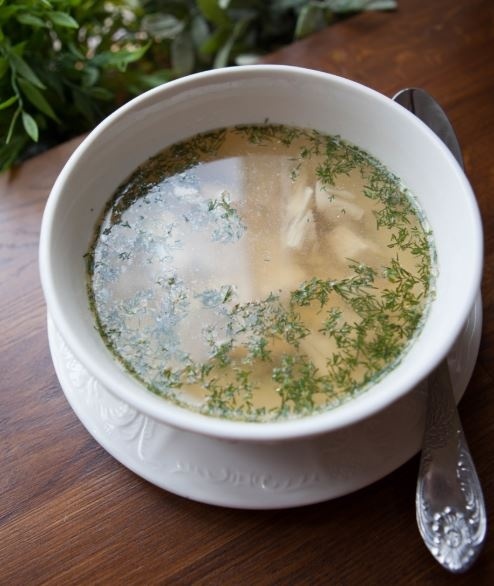 Куриный бульон с грудкой и яйцом