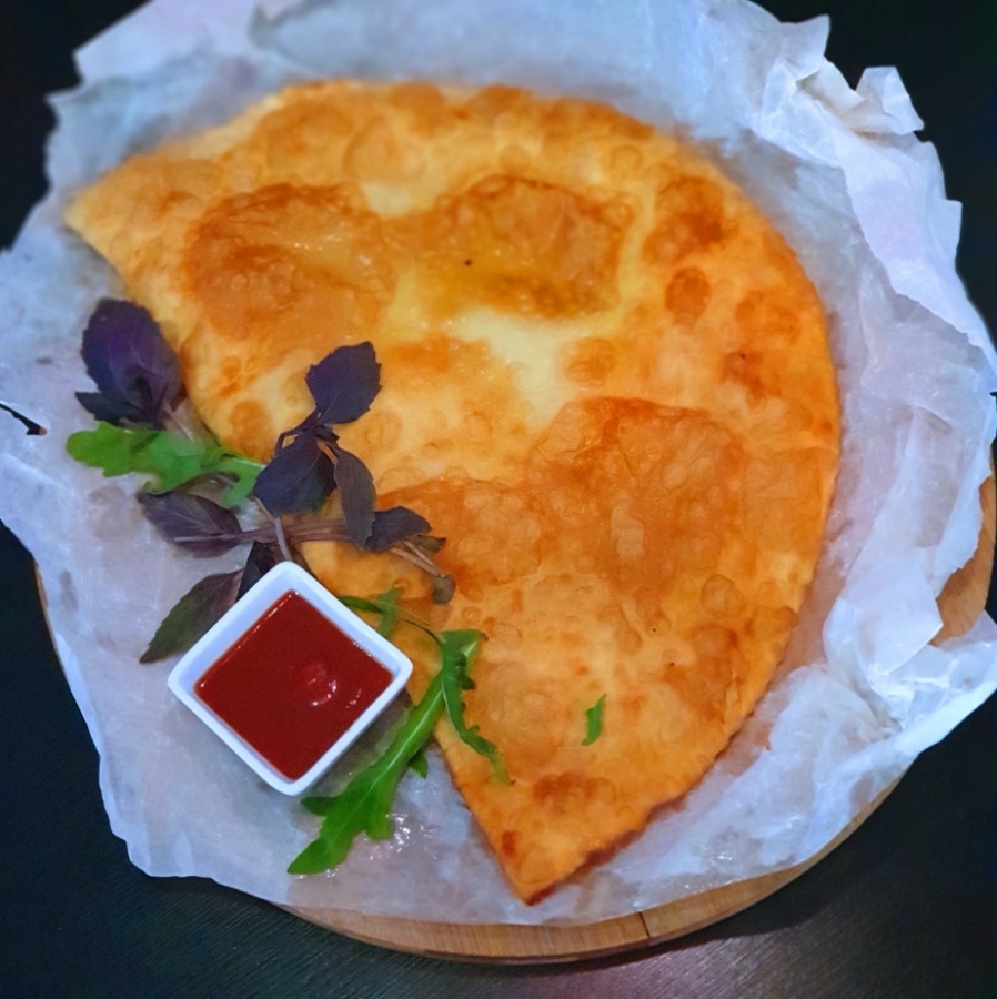 Чебурек с курицей гриль, сыром и помидором