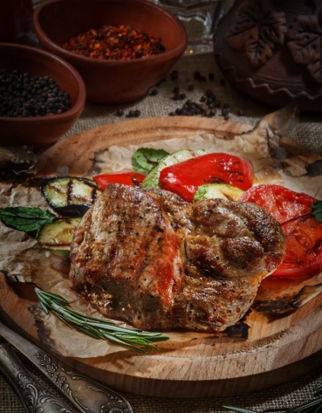 Стейк из свиной шеи с овощами