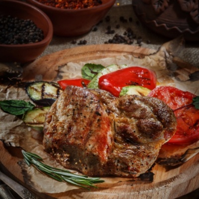 Стейк из свиной шеи с овощами