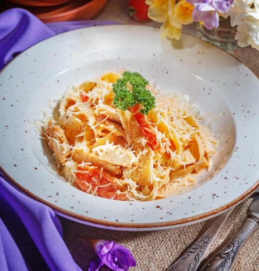 Феттучини с куриной грудкой и томатами