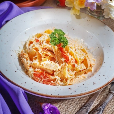 Феттуччини с куриной грудкой и томатами