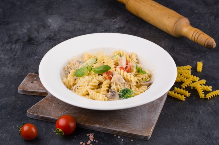 Паста Фузили с курицей, грибами и брокколи