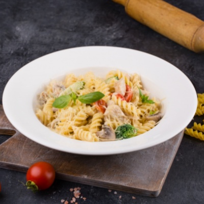 Паста Фузили с курицей, грибами и брокколи