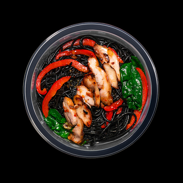 Спагетти черные с курицей