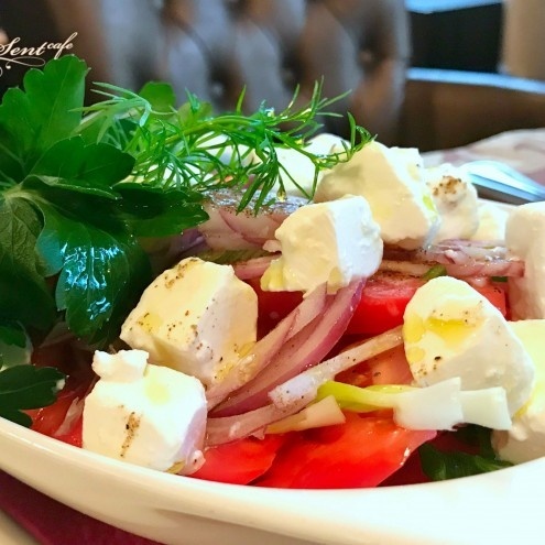 Салат из розовых помидоров с сыром “Фета”