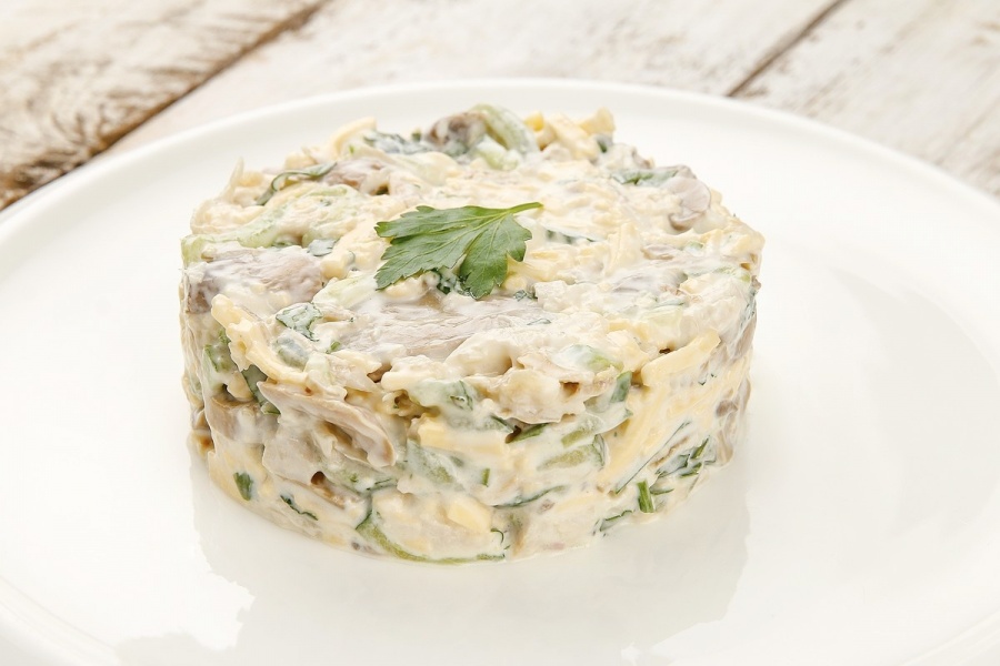Салат с куриным филе и грибами