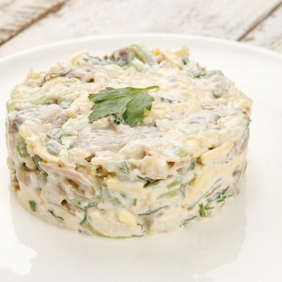 Салат с куриным филе и грибами