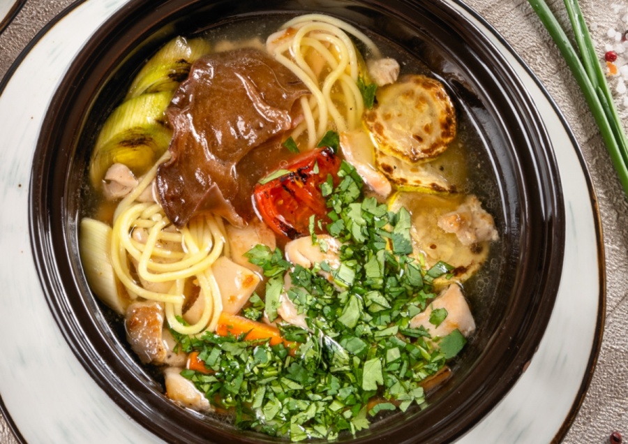 Лапша «Набэ» с кальмаром, курицей и овощами