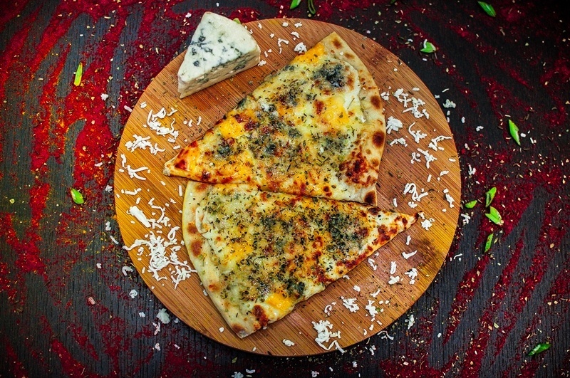 Четыре сыра пицца