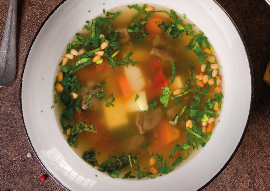 Похлебка с разварными говяжьими щечками и печеным картофелем