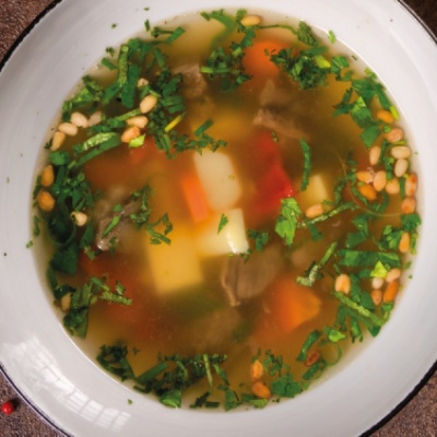 Похлебка с разварными говяжьими щечками и печеным картофелем