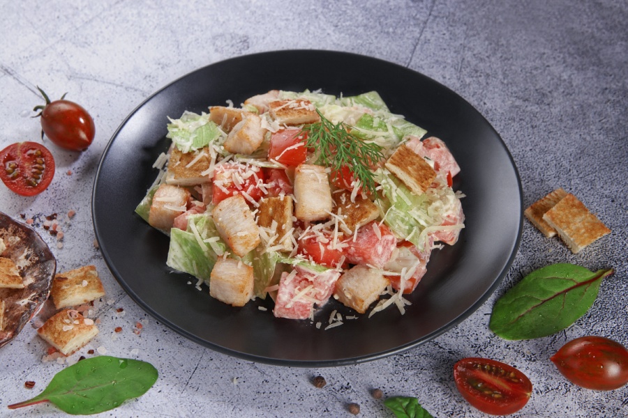 Салат Цезарь с курицей
